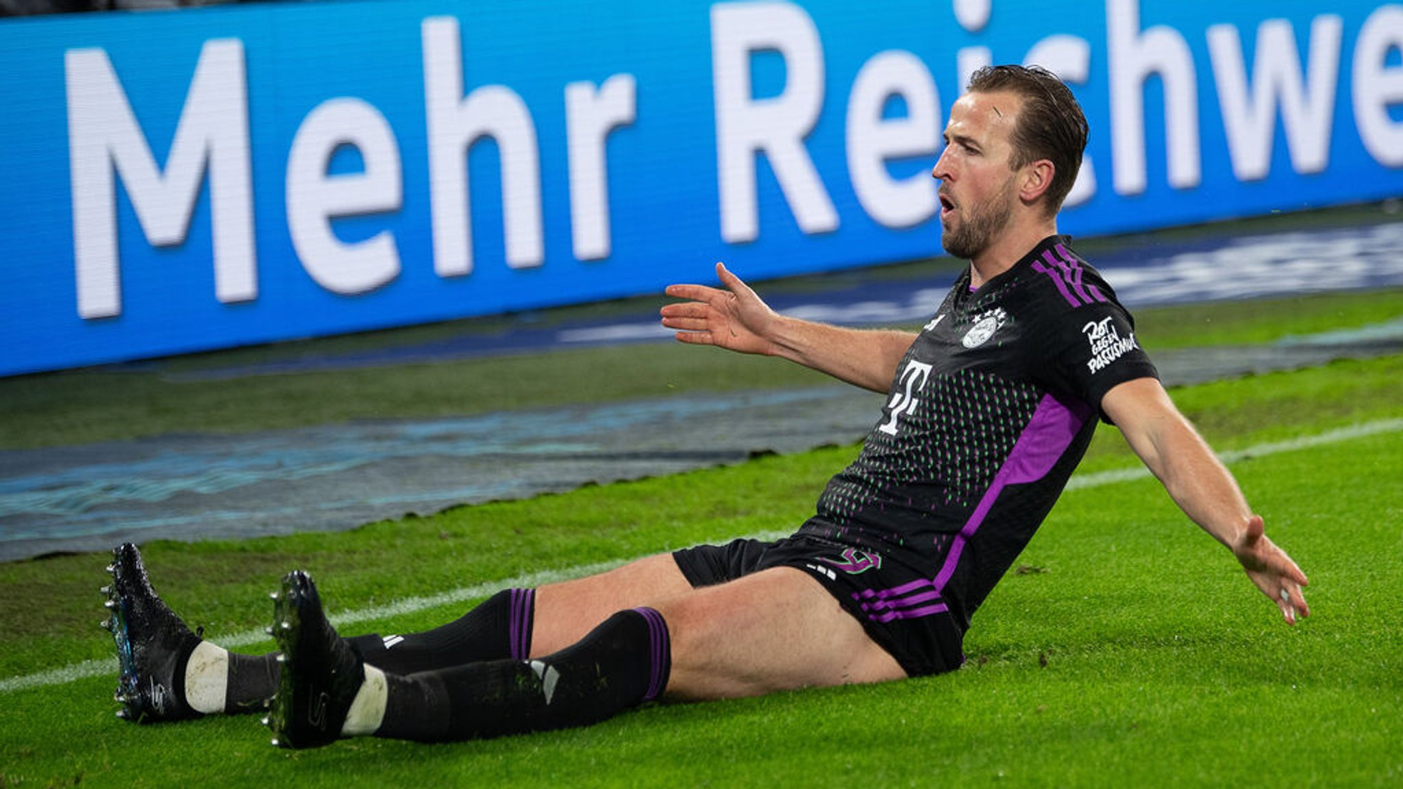 20.12.2023, Niedersachsen, Wolfsburg: Fußball: Bundesliga, VfL Wolfsburg - Bayern München, 16. Spieltag, Volkswagen Arena. Münchens Harry Kane jubelt nach seinem Tor zum 0:2. Foto: Swen Pförtner/dpa - WICHTIGER HINWEIS: Gemäß den Vorgaben der DFL Deutsche Fußball Liga bzw. des DFB Deutscher Fußball-Bund ist es untersagt, in dem Stadion und/oder vom Spiel angefertigte Fotoaufnahmen in Form von Sequenzbildern und/oder videoähnlichen Fotostrecken zu verwerten bzw. verwerten zu lassen. +++ dpa-Bildfunk +++