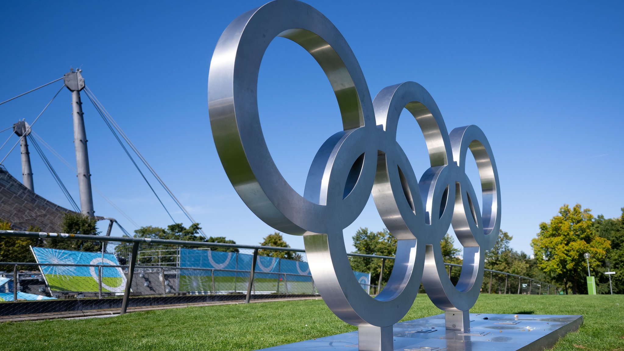 ARCHIV - 19.09.2025, Bayern, München: Die olympischen Ringe stehen im Münchner Olympiapark. (zu dpa: «Bildungsministerkonferenz unterstützt Olympia-Bewerbung») Foto: Sven Hoppe/dpa +++ dpa-Bildfunk +++ | Bild: dpa-Bildfunk/Sven Hoppe ARCHIV - 19.09.2025, Bayern, München: Die olympischen Ringe stehen im Münchner Olympiapark. (zu dpa: «Bildungsministerkonferenz unterstützt Olympia-Bewerbung») Foto: Sven Hoppe/dpa +++ dpa-Bildfunk +++