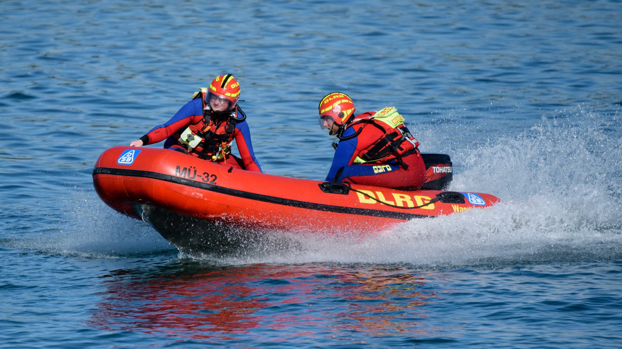 (Symbolbild) Wasserretter der Deutschen Lebens-Rettungs-Gesellschaft (DLRG) auf dem Chiemsee