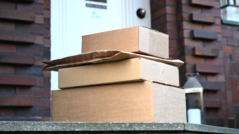 (Symbolbild) Vier Pakete sind vor einer Haustür aufgestapelt | Bild: picture alliance/dpa | Wolf von Dewitz (Symbolbild) Vier Pakete sind vor einer Haustür aufgestapelt