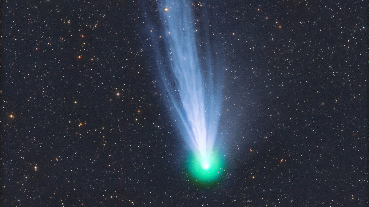 Der Komet 12P/Pons-Brooks, aufgenommen am 2. März 2024. Der vermutlich rund 30 Kilometer große Himmelskörper ist zu dem Zeitpunkt ca. 240 Millionen Kilometer von der Erde entfernt und damit weiter weg als die Sonne. 