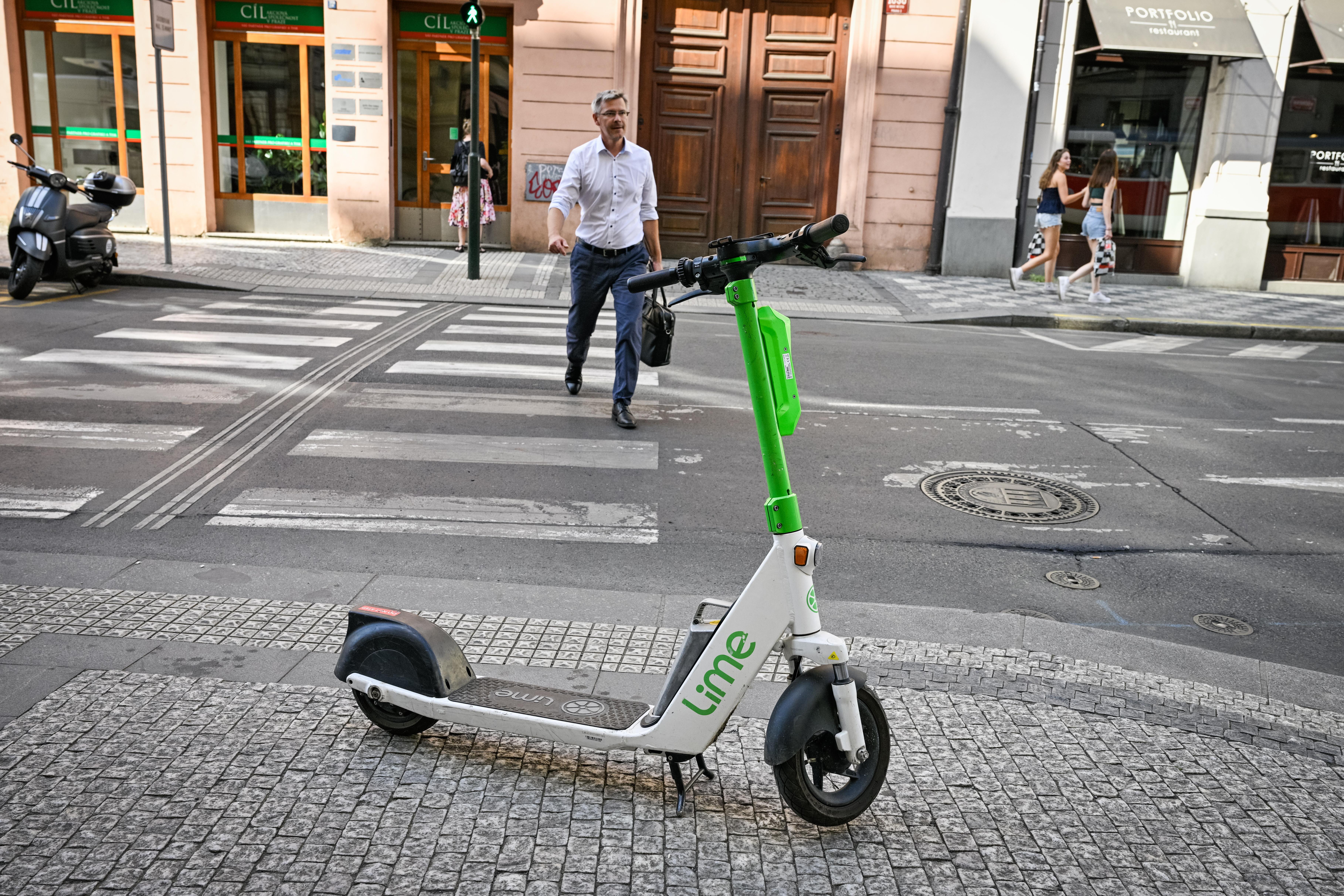 Ein Miet-Roller steht auf dem Gehweg.