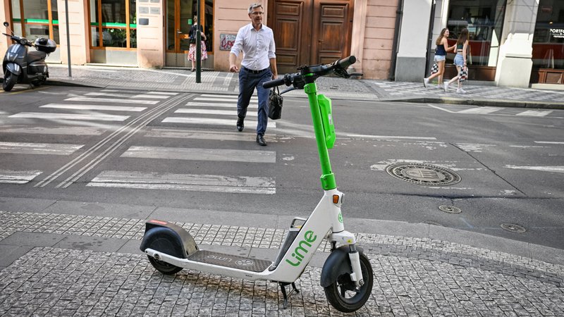 Ein Miet-Roller steht auf dem Gehweg. | Bild: picture alliance/dpa/CTK | Vit Simanek Ein Miet-Roller steht auf dem Gehweg.