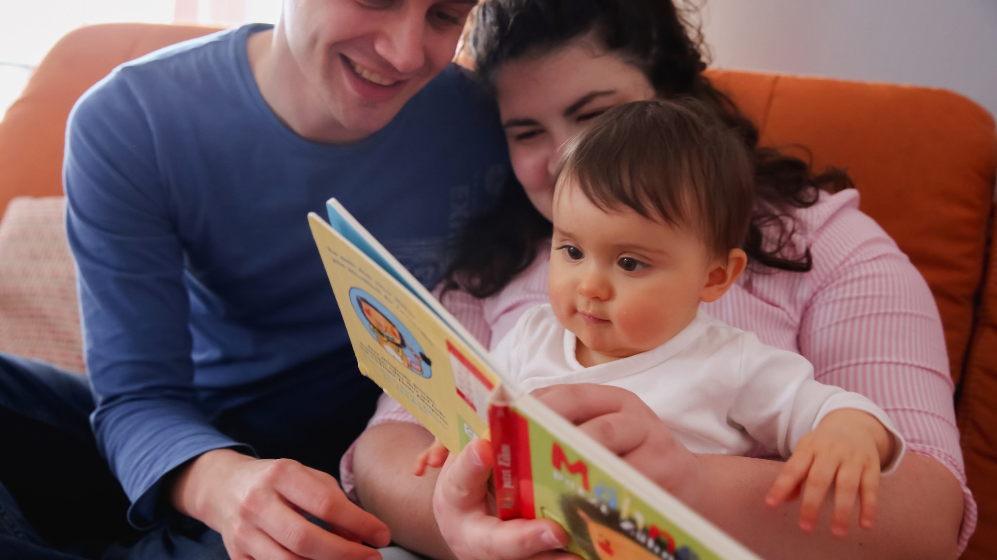 Wichtig für die späteren Bildungschancen: Eltern lesen ihrem Kind etwas vor.