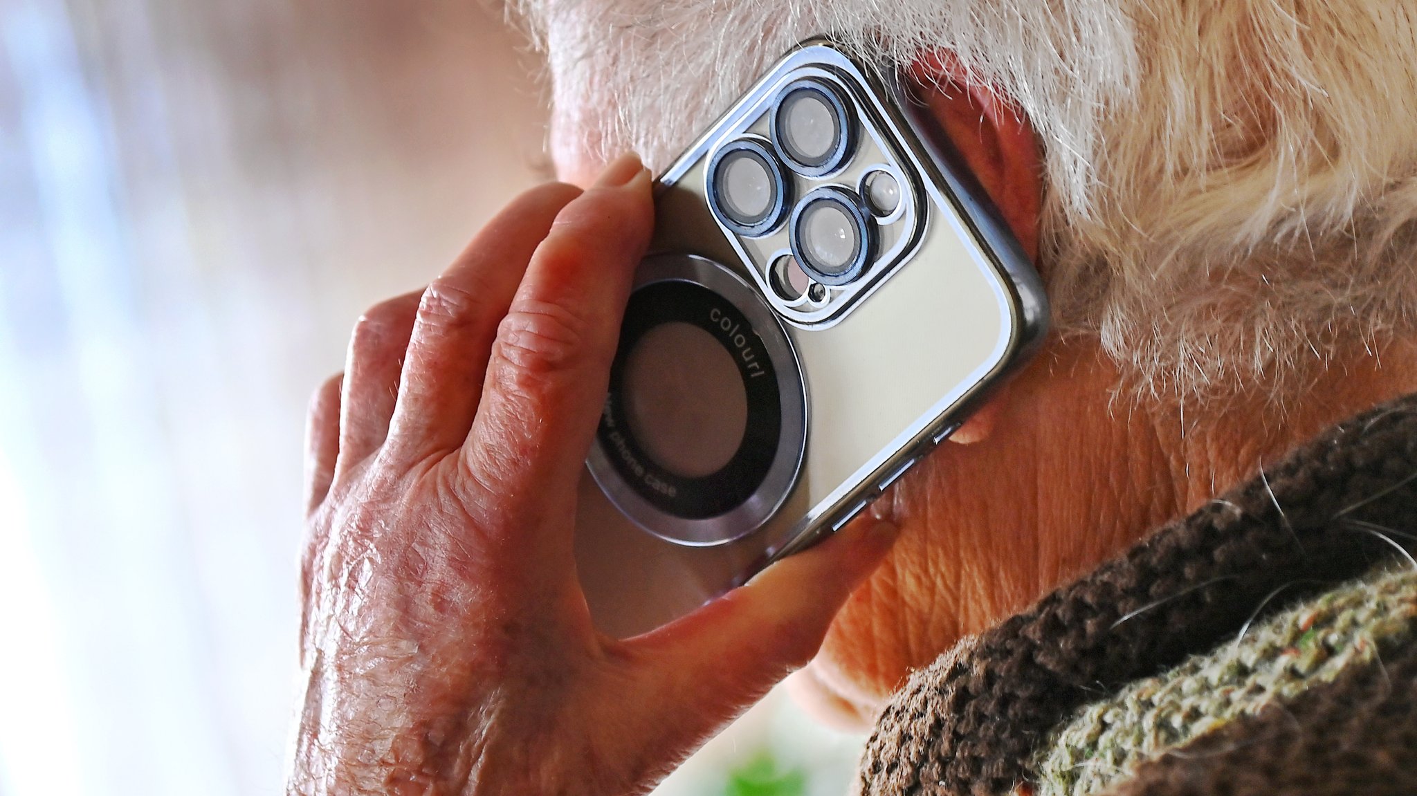 (Symbolbild) Bei der Hotline "Pflege-SOS Bayern" kann man Missstände in der Pflege melden. | Bild: picture alliance / SvenSimon | Frank Hoermann/SVEN SIMON (Symbolbild) Bei der Hotline "Pflege-SOS Bayern" kann man Missstände in der Pflege melden.