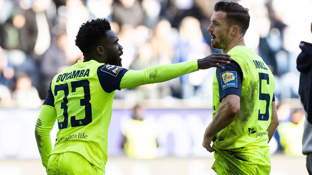 Die 1860-München-Spieler Joseph Boyamba (links) und Quirin Moll | Bild: picture-alliance/dpa Die 1860-München-Spieler Joseph Boyamba (links) und Quirin Moll