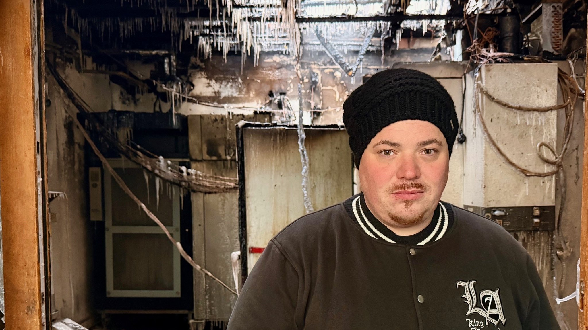 Bäckermeister Christian Philipps steht in der ausgebrannten Bäckerei.