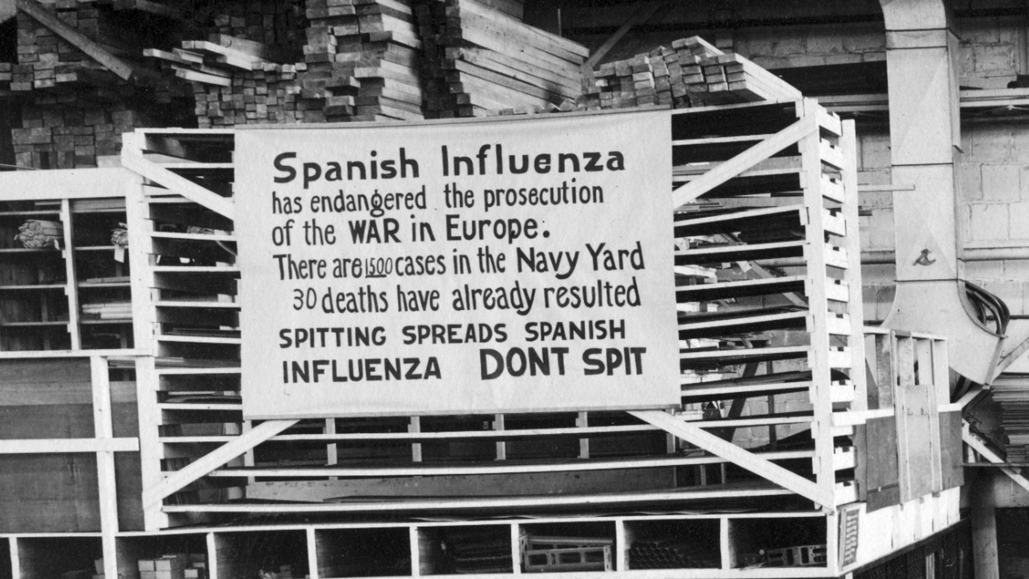 Warnschild zur Spanischen Grippe in den USA: "Die Spanische Grippe hat die Fortführung des Kriegs in Europa gefährdet. Im Navy Yard gibt es 1.500 Fälle, mit 30 Toten. Ausspucken hilft der Grippe bei der Ausbreitung. Spucken Sie nicht aus."