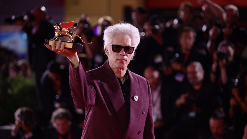 Triumph in Venedig: Jim Jarmusch mit dem Goldenen Löwen. | Bild: picture alliance / Sipa USA | SOPA Images Triumph in Venedig: Jim Jarmusch mit dem Goldenen Löwen.