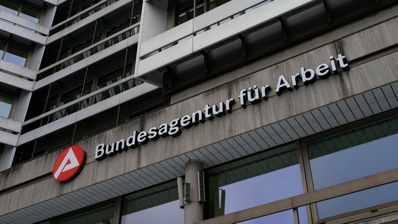 Dem Arbeitsmarkt fehlt der Rückenwind aus der Wirtschaft - Das wird auch an den Arbeitsmarktzahlen deutlich. | Bild: BR Dem Arbeitsmarkt fehlt der Rückenwind aus der Wirtschaft - Das wird auch an den Arbeitsmarktzahlen deutlich.