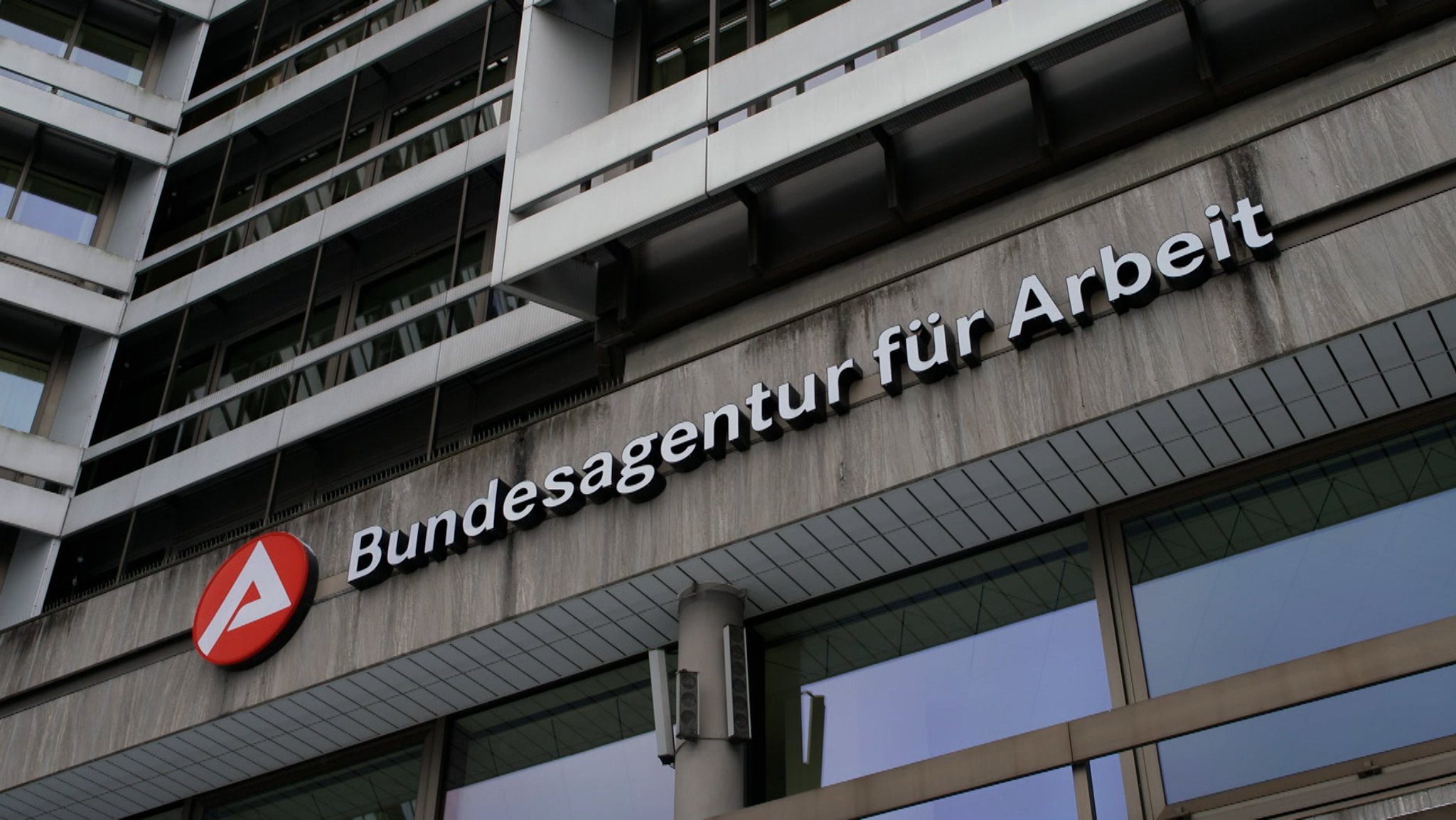 Dem Arbeitsmarkt fehlt der Rückenwind aus der Wirtschaft - Das wird auch an den Arbeitsmarktzahlen deutlich.