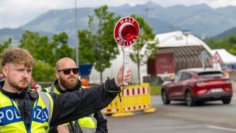 Grenzkontrolle der Bundespolizei an der Kontrollstelle Kiefersfelden, Inntal Ost, an der Autobahn A93 zwischen Deutschland und Österreich. Polizisten ziehen ein Fahrzeug aus dem Verkehr mit der Polizeikelle mit Aufschrift HALT POLIZEI | Bild: picture alliance / CHROMORANGE | Michael Bihlmayer Grenzkontrolle der Bundespolizei an der Kontrollstelle Kiefersfelden, Inntal Ost, an der Autobahn A93 zwischen Deutschland und Österreich. Polizisten ziehen ein Fahrzeug aus dem Verkehr mit der Polizeikelle mit Aufschrift HALT POLIZEI