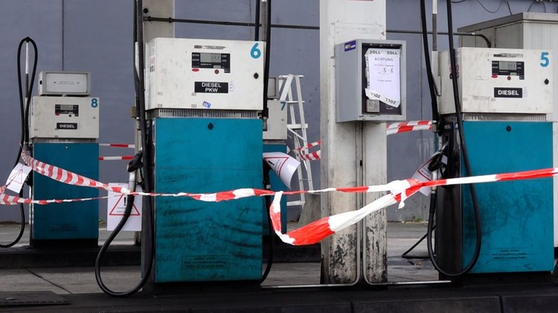 Archivbild: An einer Tankstelle sind Dieselzapfsäulen mit einem rot-weißen Absperrband gesperrt. | Bild: News5 / Stephan Fricke Archivbild: An einer Tankstelle sind Dieselzapfsäulen mit einem rot-weißen Absperrband gesperrt.