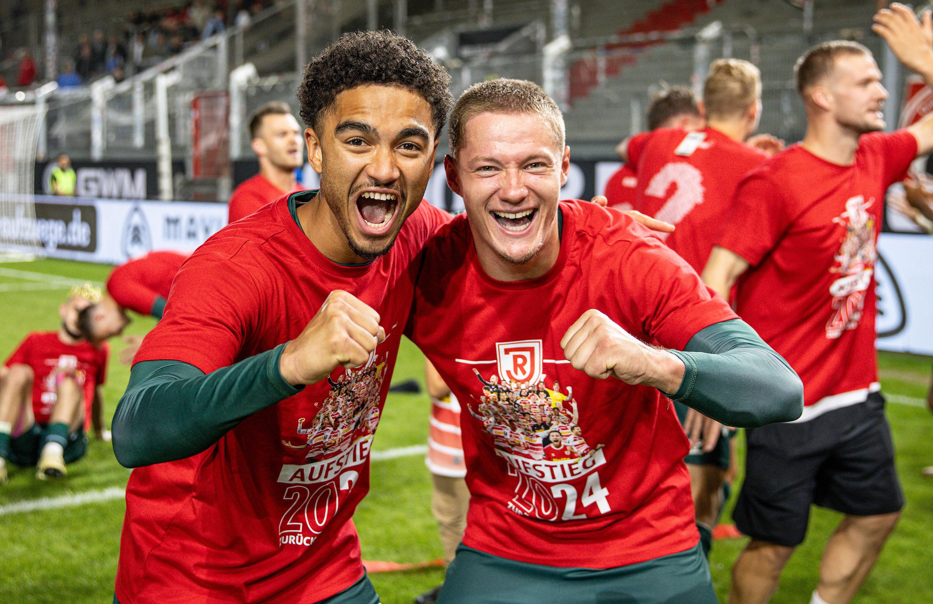 Jubelnde Regensburger-Spieler