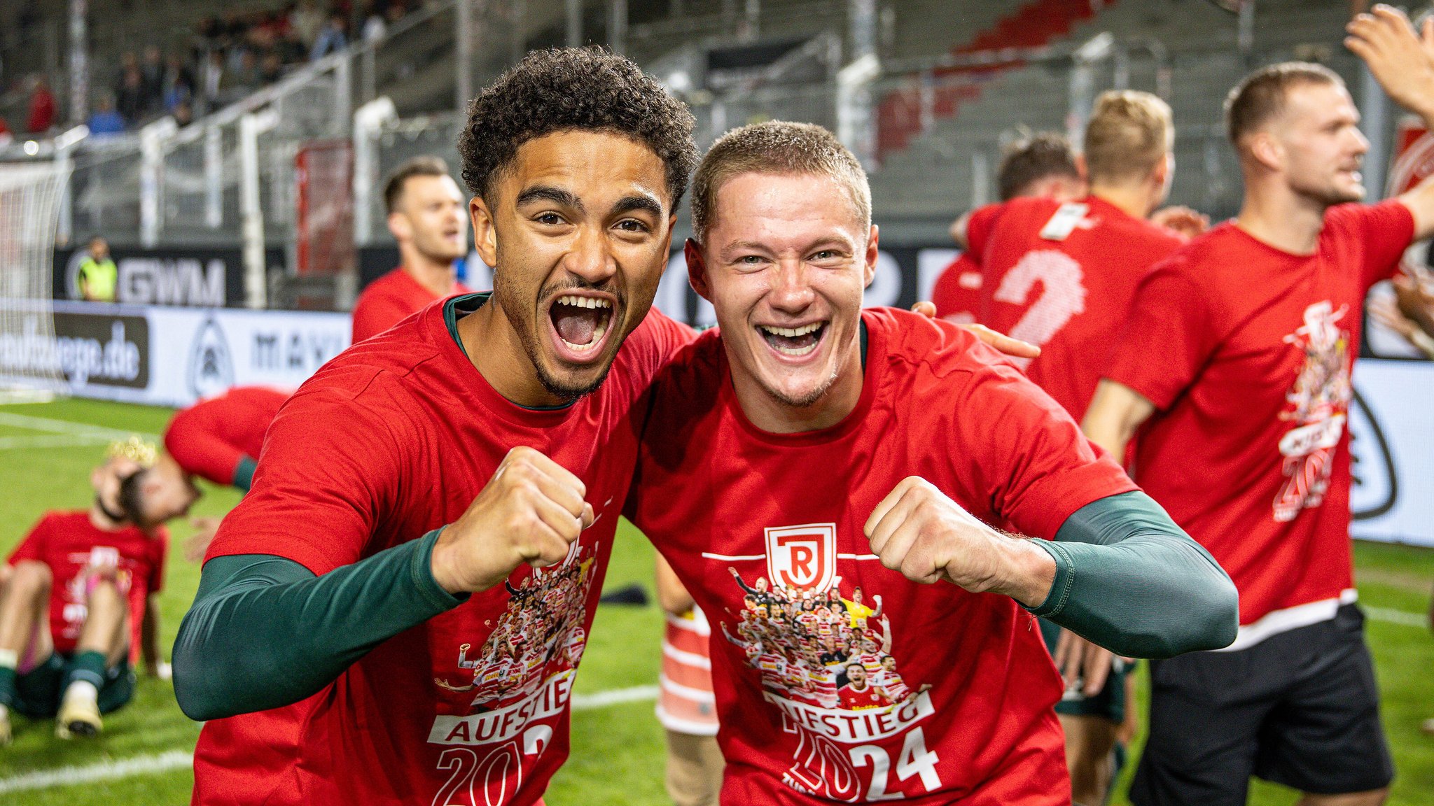 Jahn wieder in der 2. Liga: Emotionale Feier in Regensburg