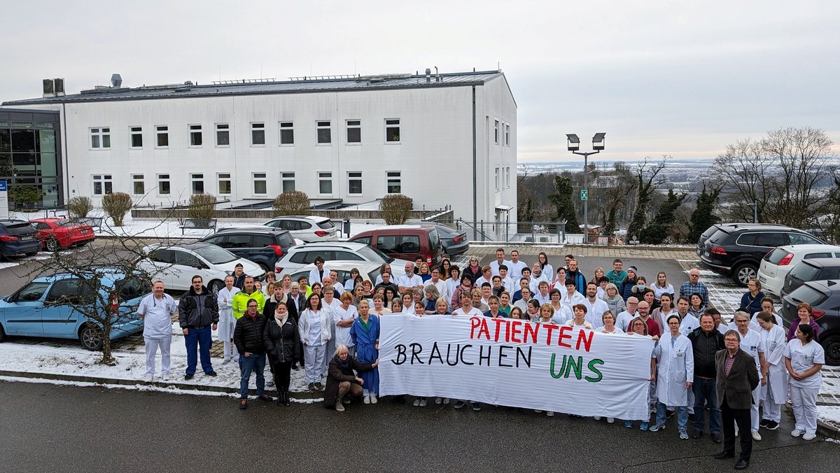 Die Belegschaft der Donaustaufer Lungenfachklinik demonstriert auf dem Parkplatz für den Erhalt der Klinik.