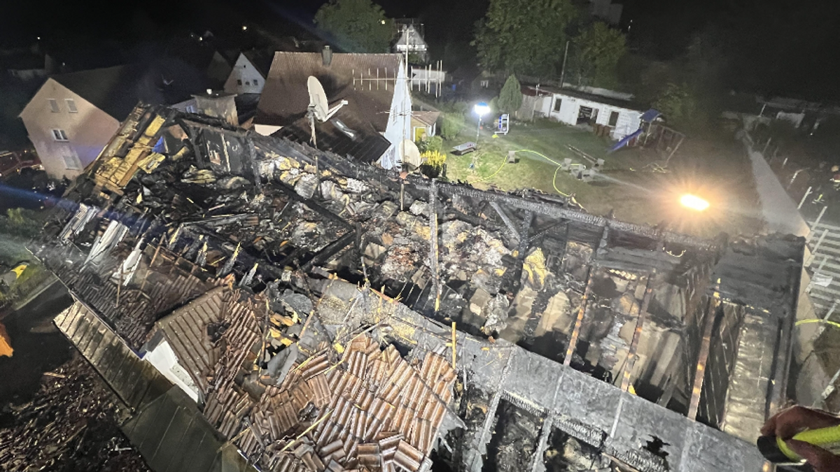 Das Wohn- und Geschäftshaus wurde bei dem Brand massiv beschädigt
