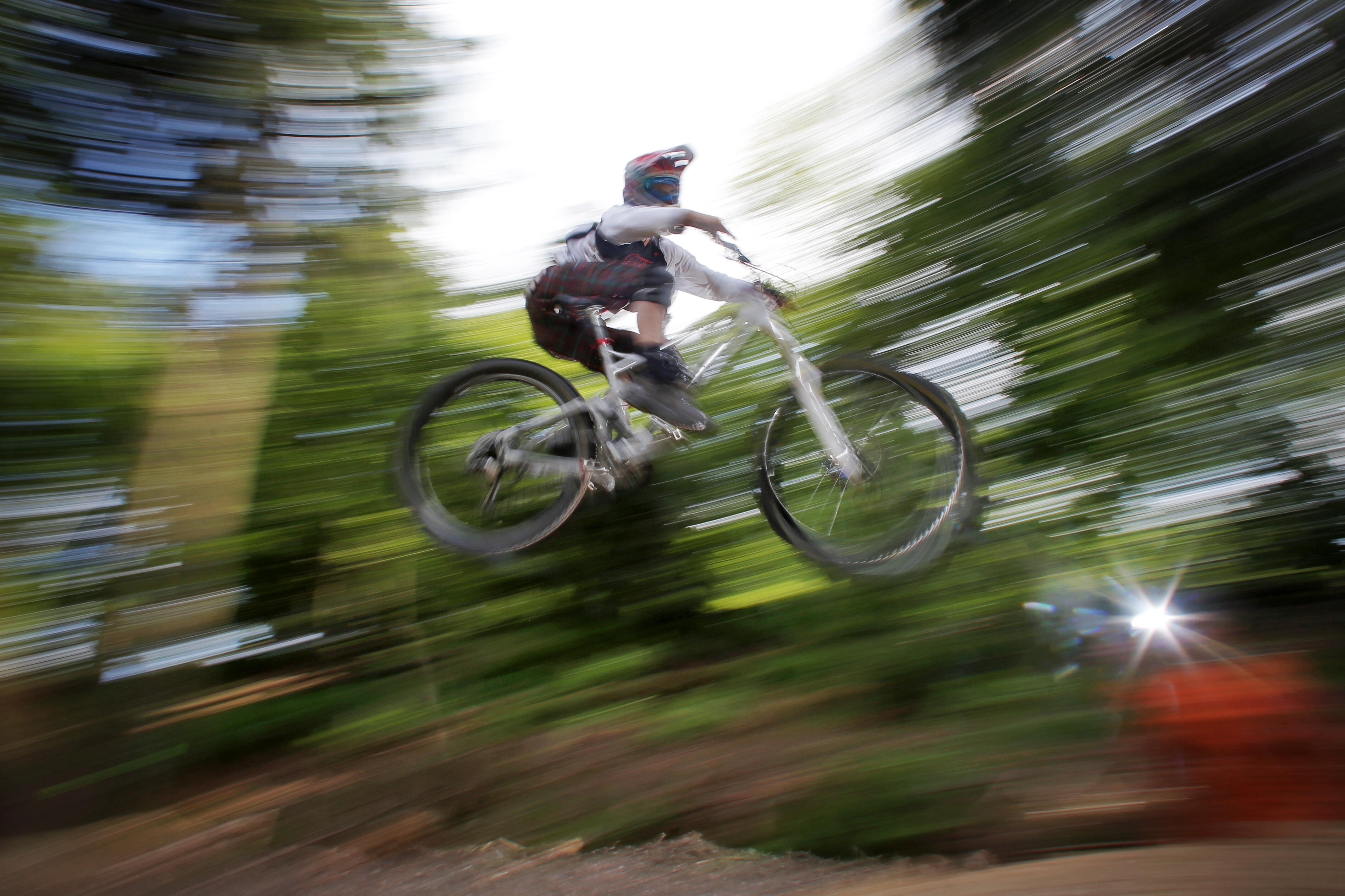 (Symbolbild) Mountainbiker auf einer Downhill-Strecke