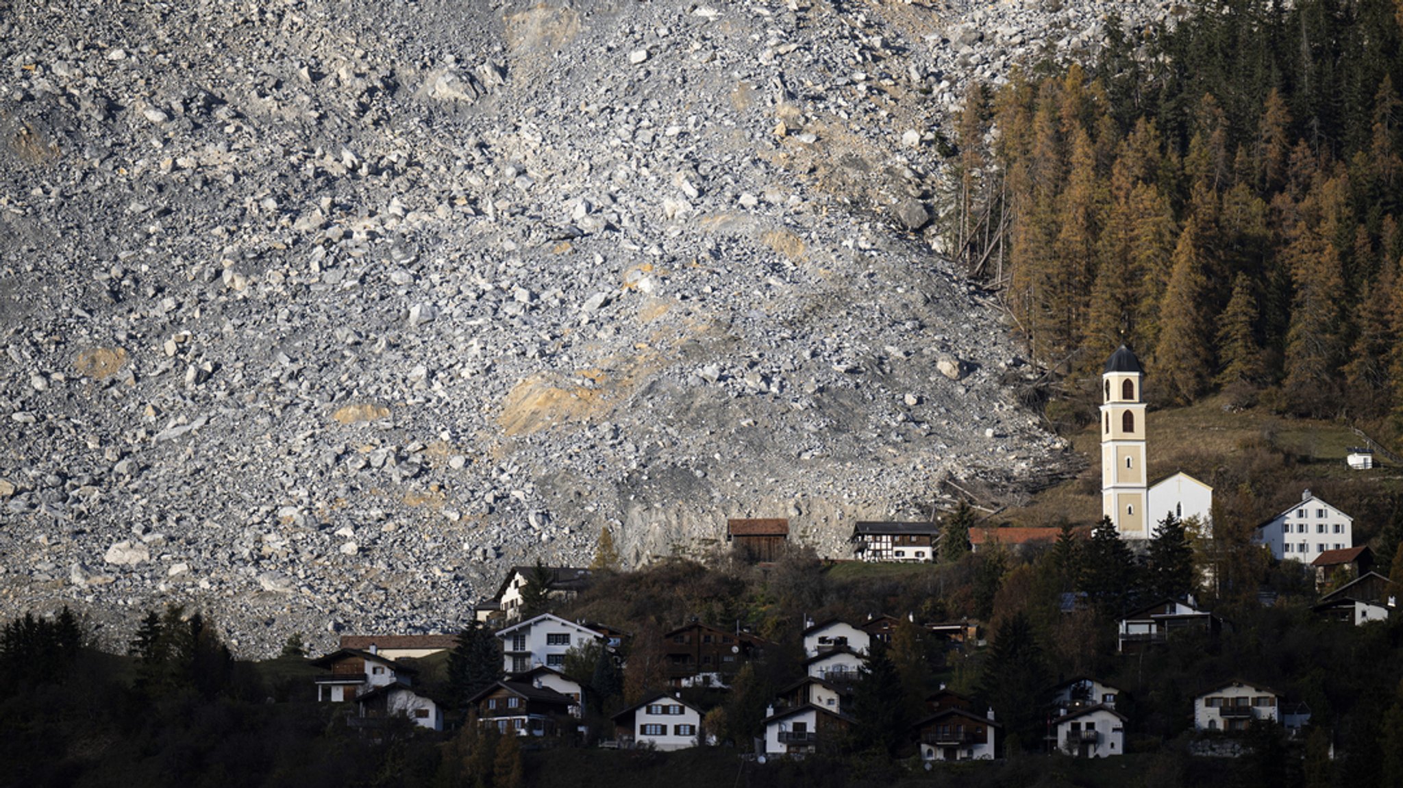 09.11.2024, Schweiz, Brienz: Blick auf das Dorf Brienz in Brienz-Brinzauls. 