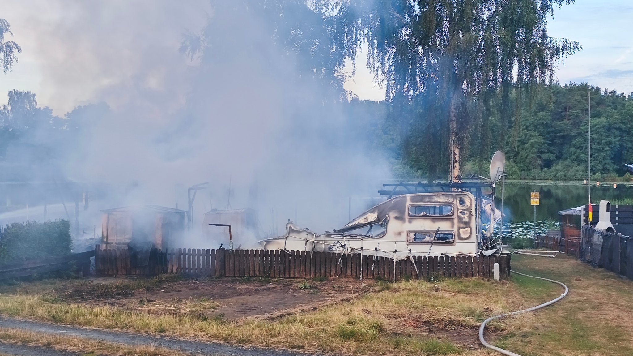 Mehrere Campingwagen sind durch das Feuer zerstört worden. | Bild: News5 Mehrere Campingwagen sind durch das Feuer zerstört worden.