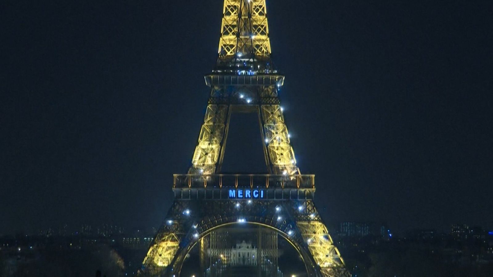 In Der Corona Krise Hat Sich Die Stadt Paris Etwas Besonderes Fur Die Helfer Einfallen Lassen Der Eiffelturm Funkelt Jeden Abend Langer Als Gewohnlich Zudem Erscheint Der Schriftzug Merci