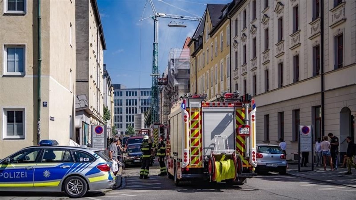 Im Drehleiterkorb: Feuerwehrmann kollabiert bei Brand in München