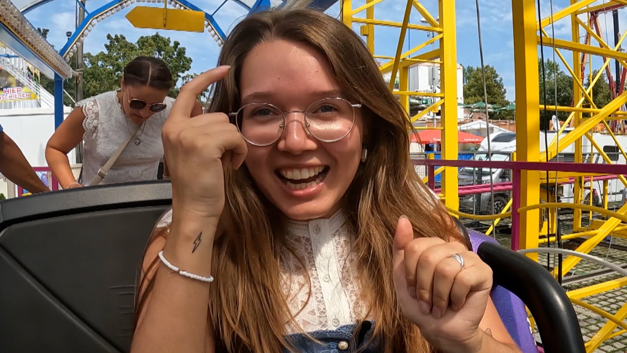 Heute geht das Straubinger Gäubodenvolksfest zu Ende. Das haben unsere Reporter Michelle Balzer und Christian Akber-Sade zum Anlass genommen, sich einem Duell zu stellen - dem Volksfestbingo.