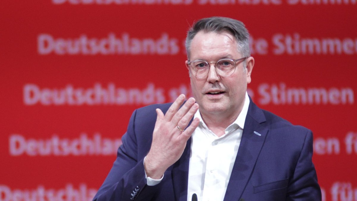 Alexander Schweitzer (auf dem Europaparteitag der SPD im Januar 2024)