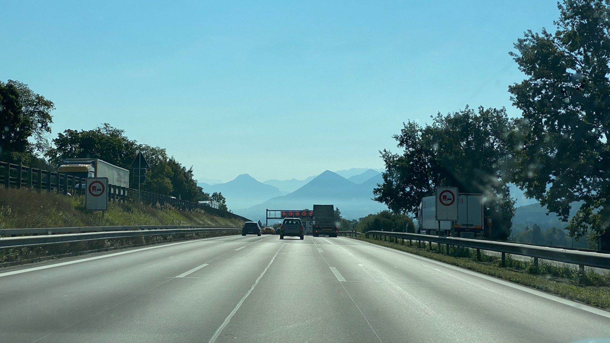 Blick auf die Berge von der A8 aus kurz hinter der Raststätte Irschenberg.