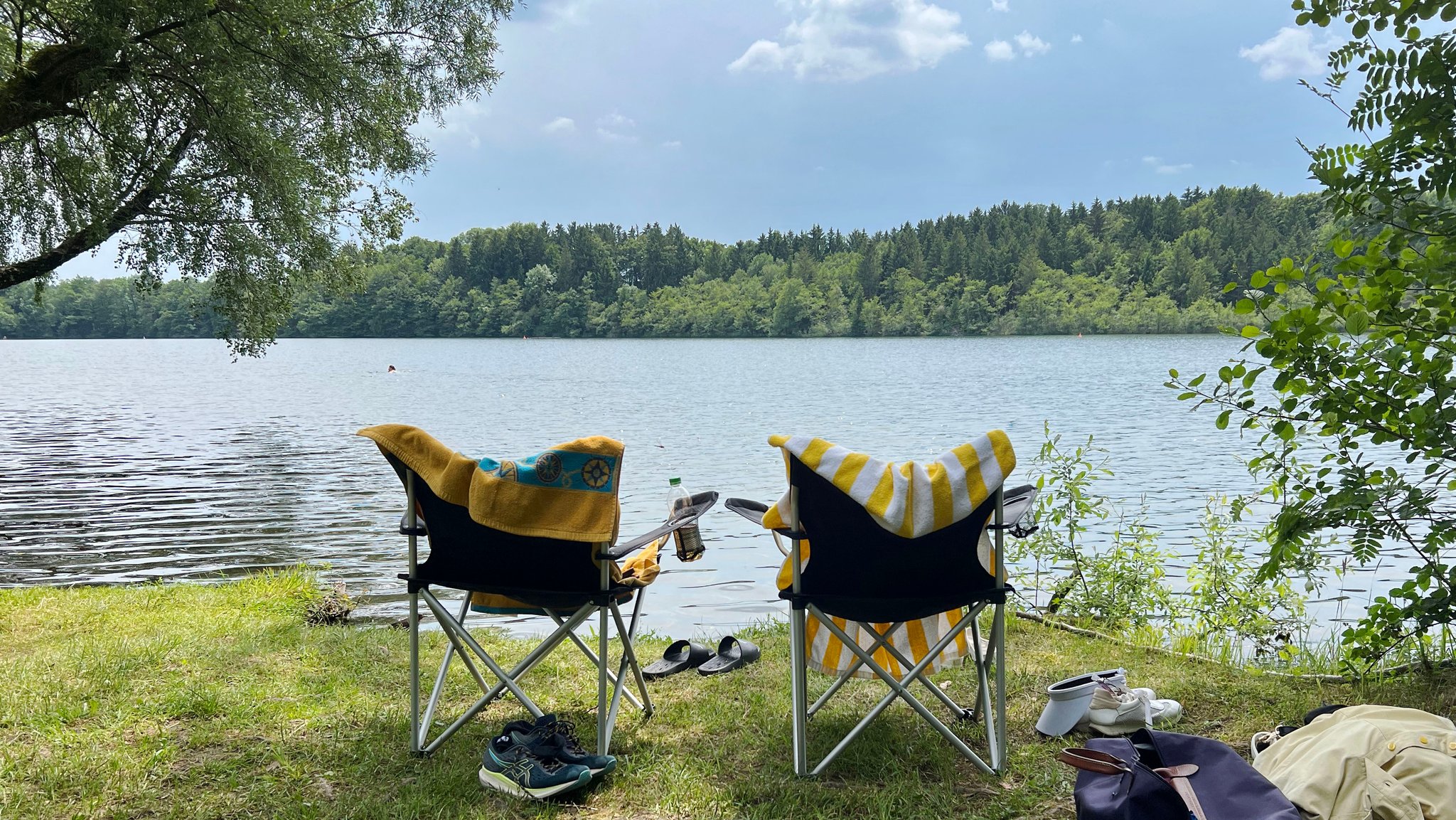 Leere Camper Stuehle,Klappstuehle von Badegaesten am Steinsee bei Muenchen 