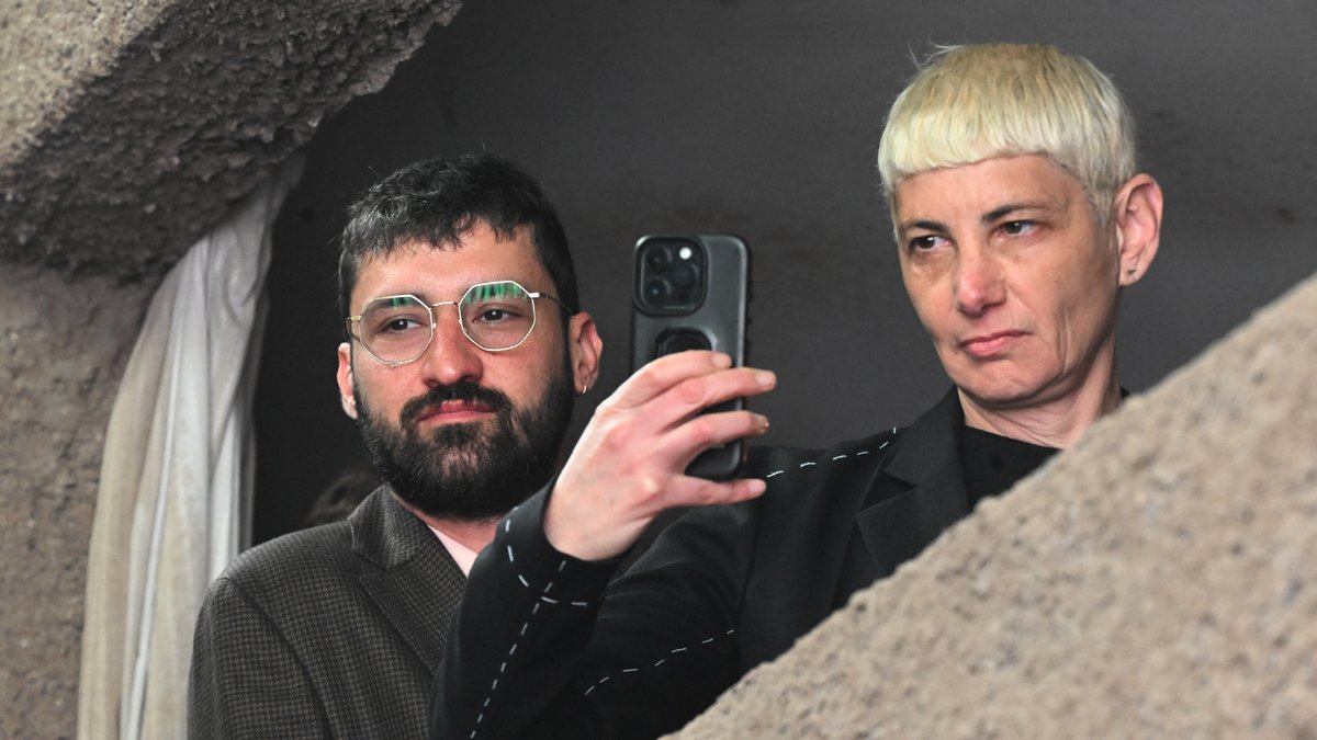 Ersan Mondtag (l) und die israelische Künstlerin Yael Bartana auf der Empore des Deutschen Pavillons in Venedig