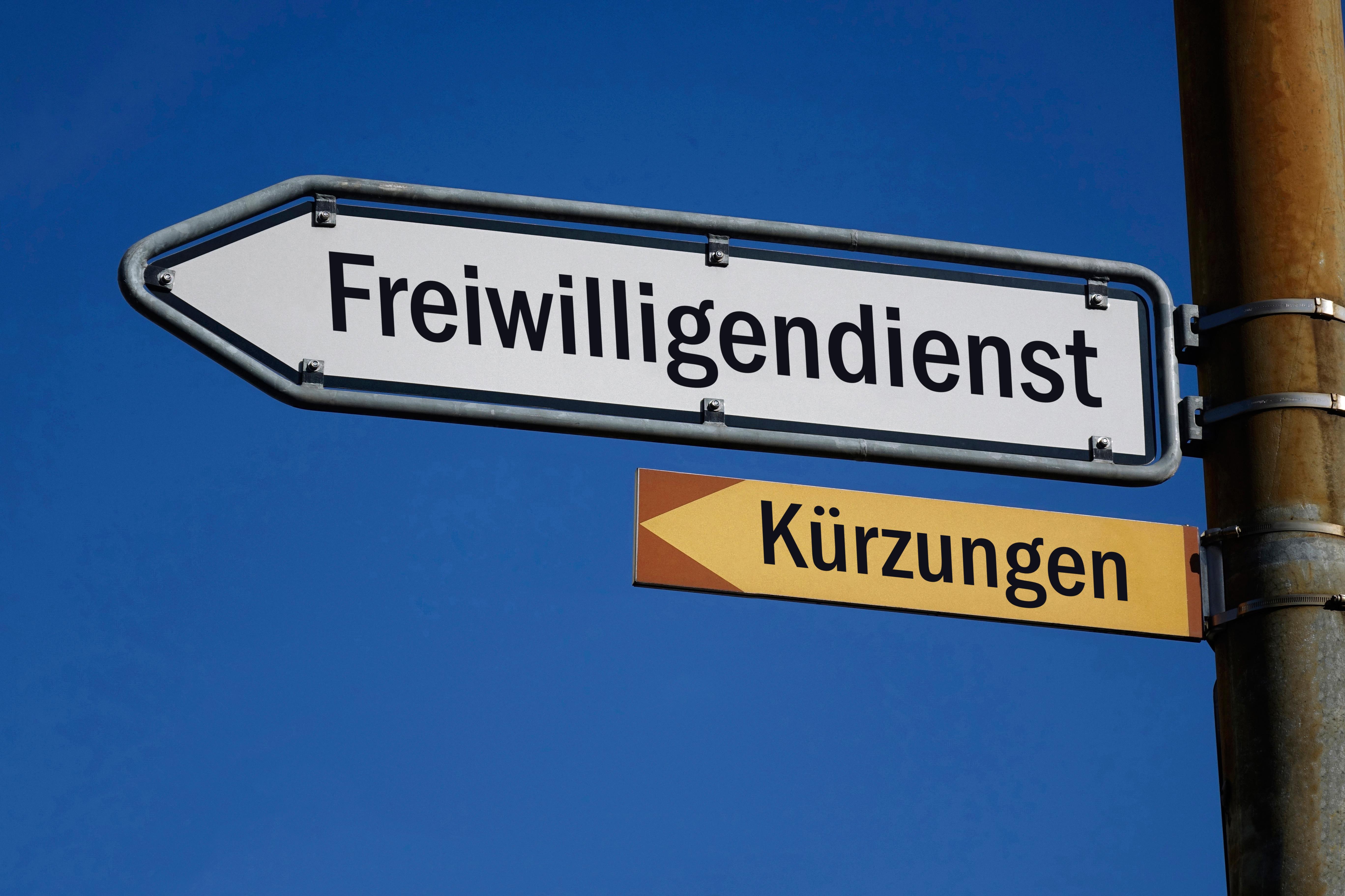 Die finanziellen Mittel für Freiwilligendienste sollen im kommenden Jahr gekürzt werden. Kritik kommt von den Sozialverbänden.