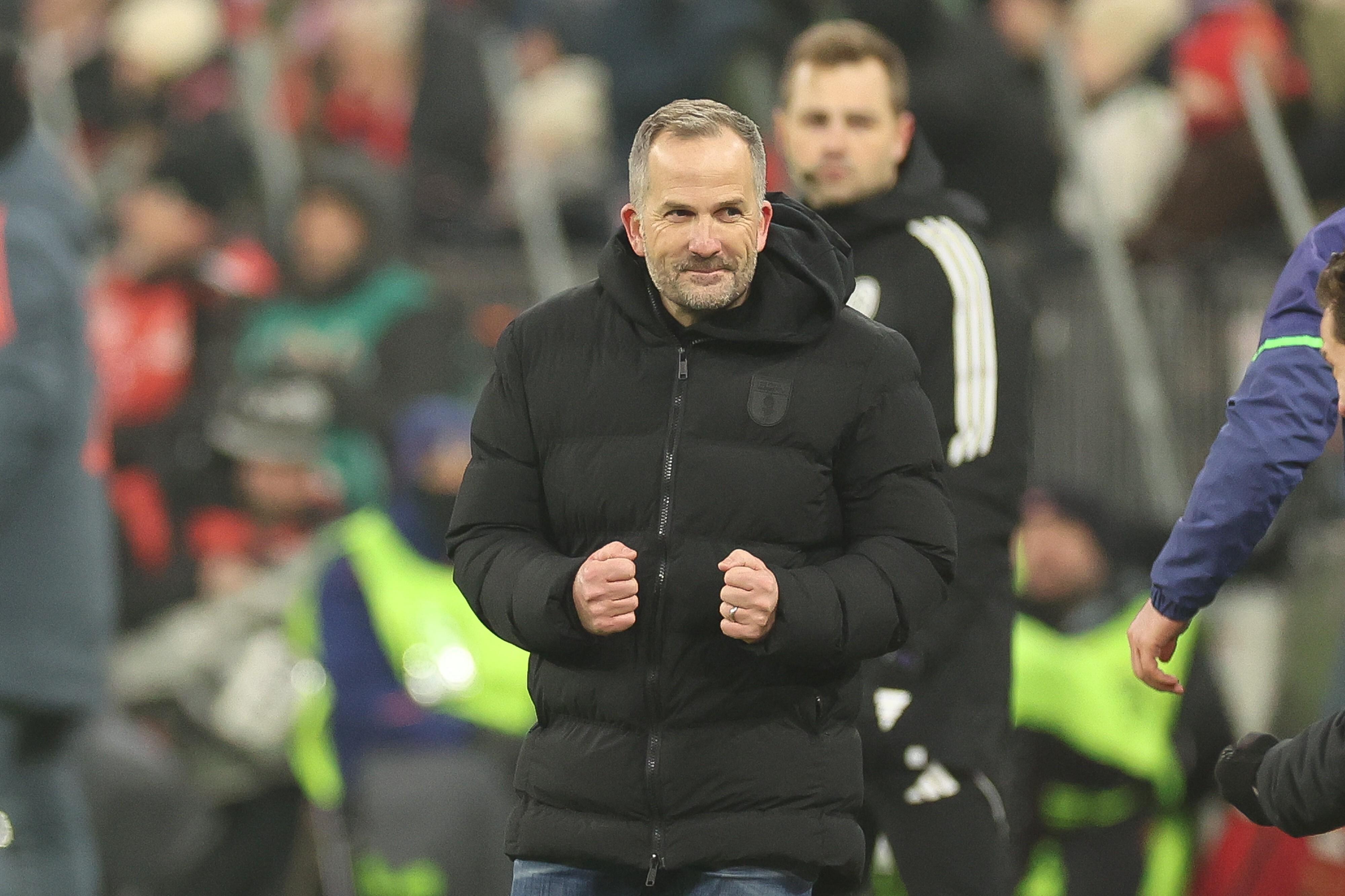 Augsburgs Trainer Manuel Baum freut sich über den Sieg