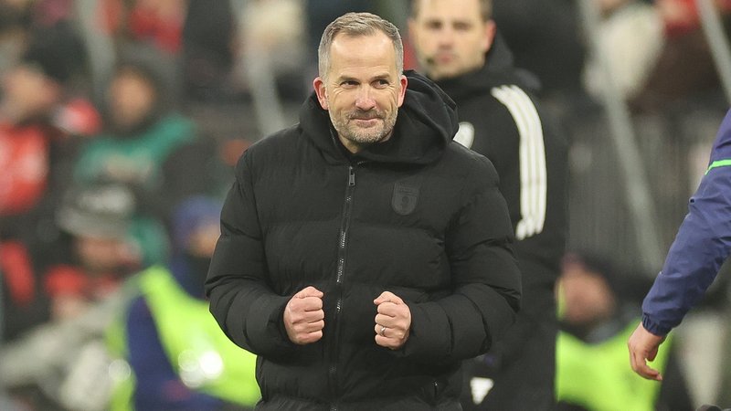 Augsburgs Trainer Manuel Baum freut sich über den Sieg | Bild: picture alliance / kolbert-press/Christian Kolbert Augsburgs Trainer Manuel Baum freut sich über den Sieg