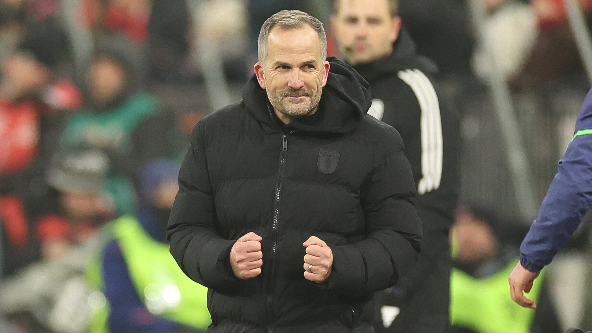 Augsburgs Trainer Manuel Baum freut sich über den Sieg | Bild: picture alliance / kolbert-press/Christian Kolbert Augsburgs Trainer Manuel Baum freut sich über den Sieg