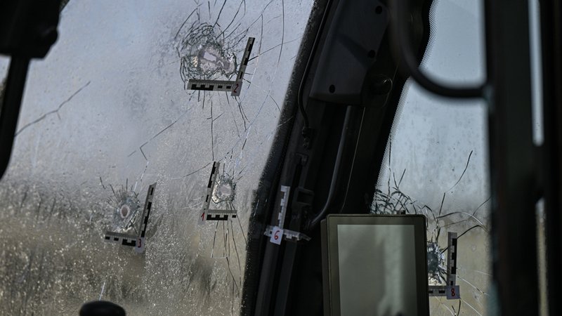 Einschusslöcher im Führerhaus eines Baggers nach einer Amokfahrt am 31.12.2024. | Bild: dpa-Bildfunk/Marius Bulling Einschusslöcher im Führerhaus eines Baggers nach einer Amokfahrt am 31.12.2024.