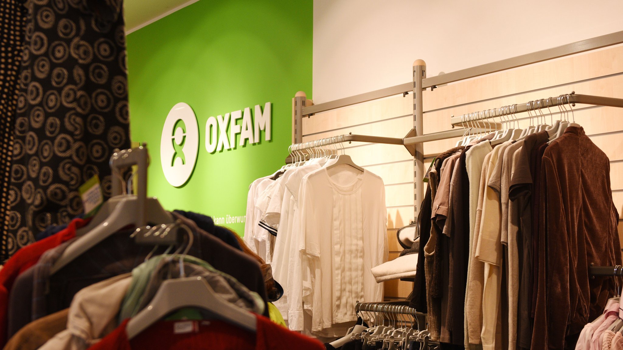 Second-Hand-Bekleidung in einem Laden von Oxfam in München