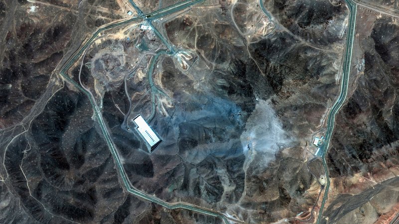 Iran, Fordo: Dieses von Maxar Technologies zur Verfügung gestellte Satellitenbild zeigt die Schäden in Fordo nach den US-Angriffen. | Bild: Maxar Technologies via dpa Iran, Fordo: Dieses von Maxar Technologies zur Verfügung gestellte Satellitenbild zeigt die Schäden in Fordo nach den US-Angriffen.