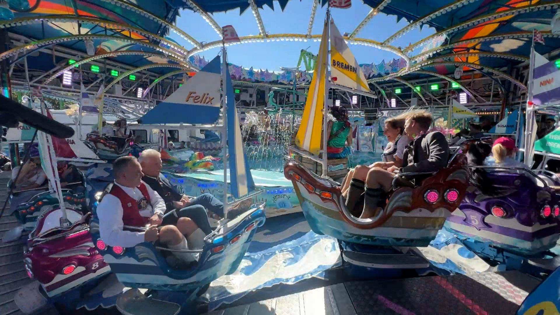 Erste Fahrt in einem Karussell auf der Wiesn 2025.