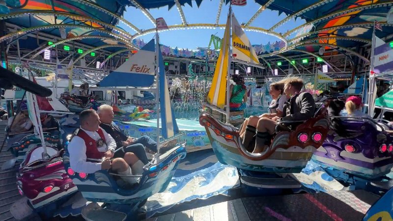 Erste Fahrt in einem Karussell auf der Wiesn 2025. | Bild: BR Erste Fahrt in einem Karussell auf der Wiesn 2025.