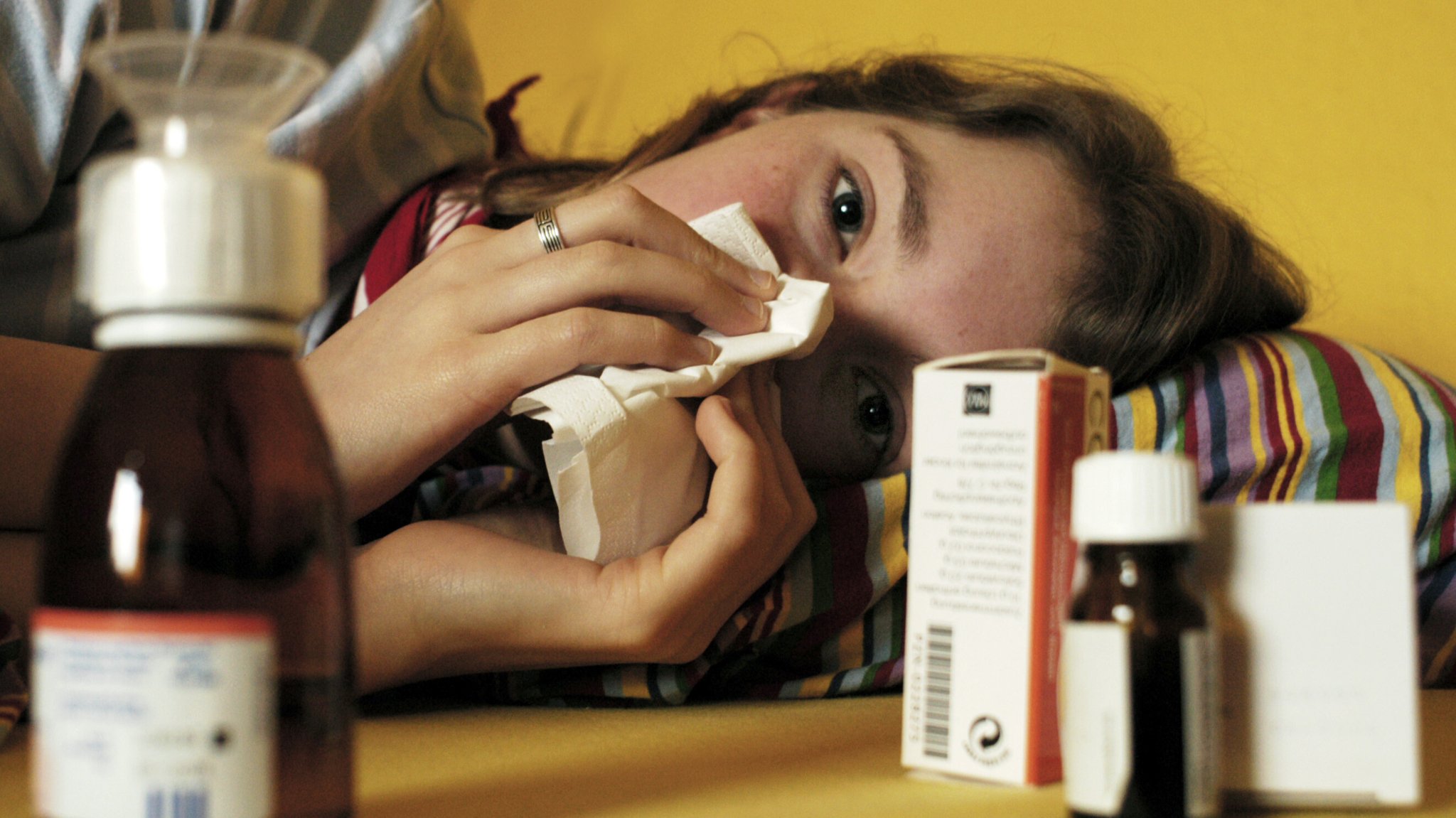 Symbolbild: Eine junge Frau liegt krank im Bett | Bild: picture alliance / photothek | Ute Grabowsky Symbolbild: Eine junge Frau liegt krank im Bett