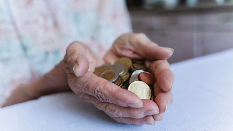 (Symbolbild) Hände einer älteren Frau, die mehrere Münzen halten | Bild: picture alliance / Westend61 | Ok Shu (Symbolbild) Hände einer älteren Frau, die mehrere Münzen halten