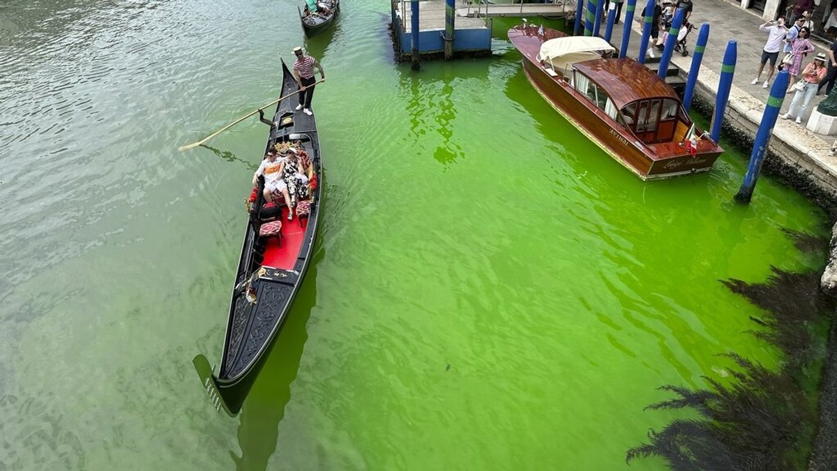 Canal Grande in Venedig leuchtet plötzlich grün