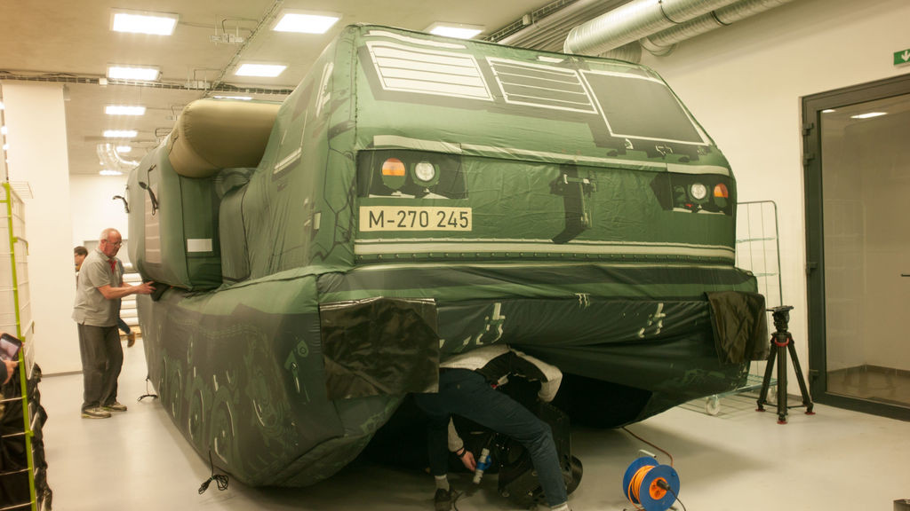 Tschechien, Decin: Die Firma Inflatech aus der tschechischen Grenzstadt Decin stellt aufblasbare Attrappen von schweren Militärfahrzeugen her. 