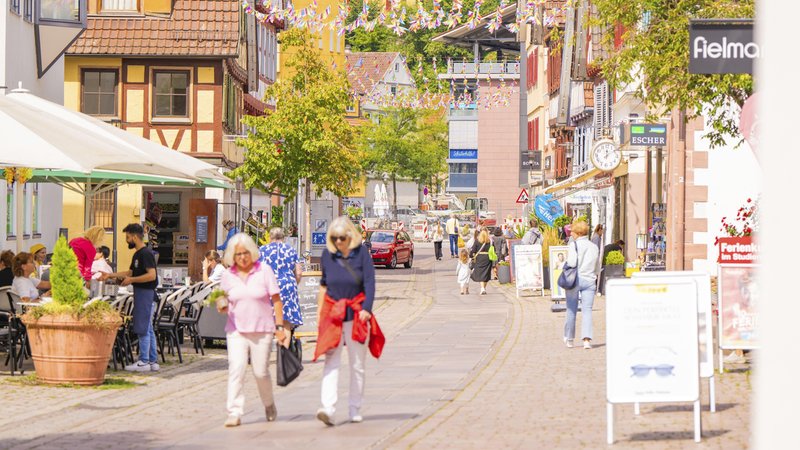 Menschen in einer Fußgängerzone | Bild: picture alliance/dpa Menschen in einer Fußgängerzone