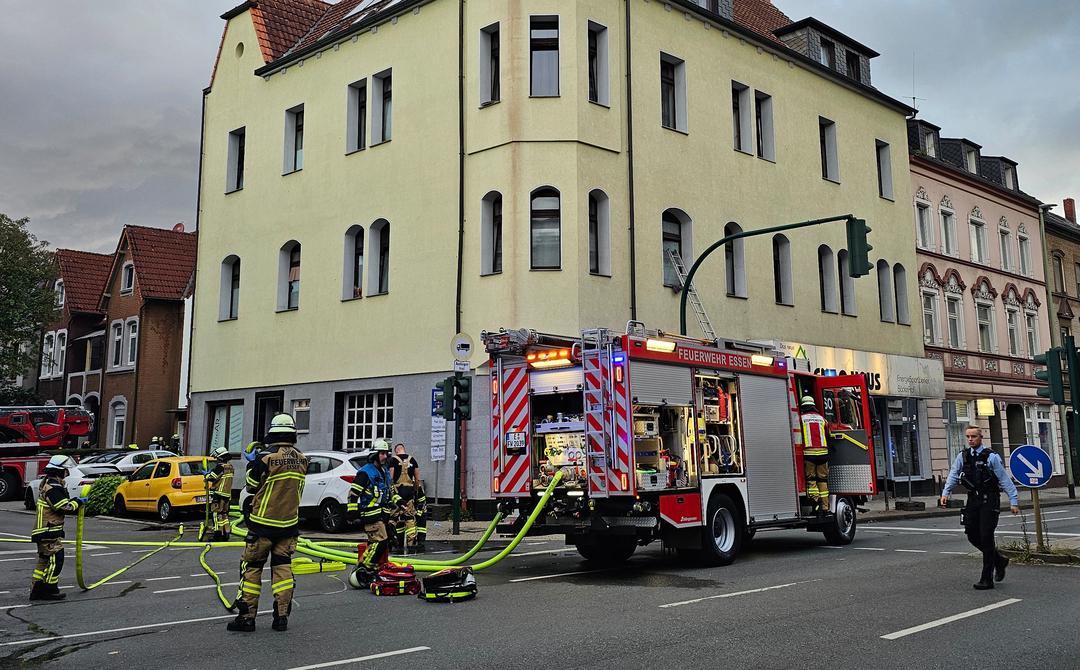 Nordrhein-Westfalen, Essen: Die Feuerwehr ist bei einem Brend in Essen im Einsatz (28.09.2024).