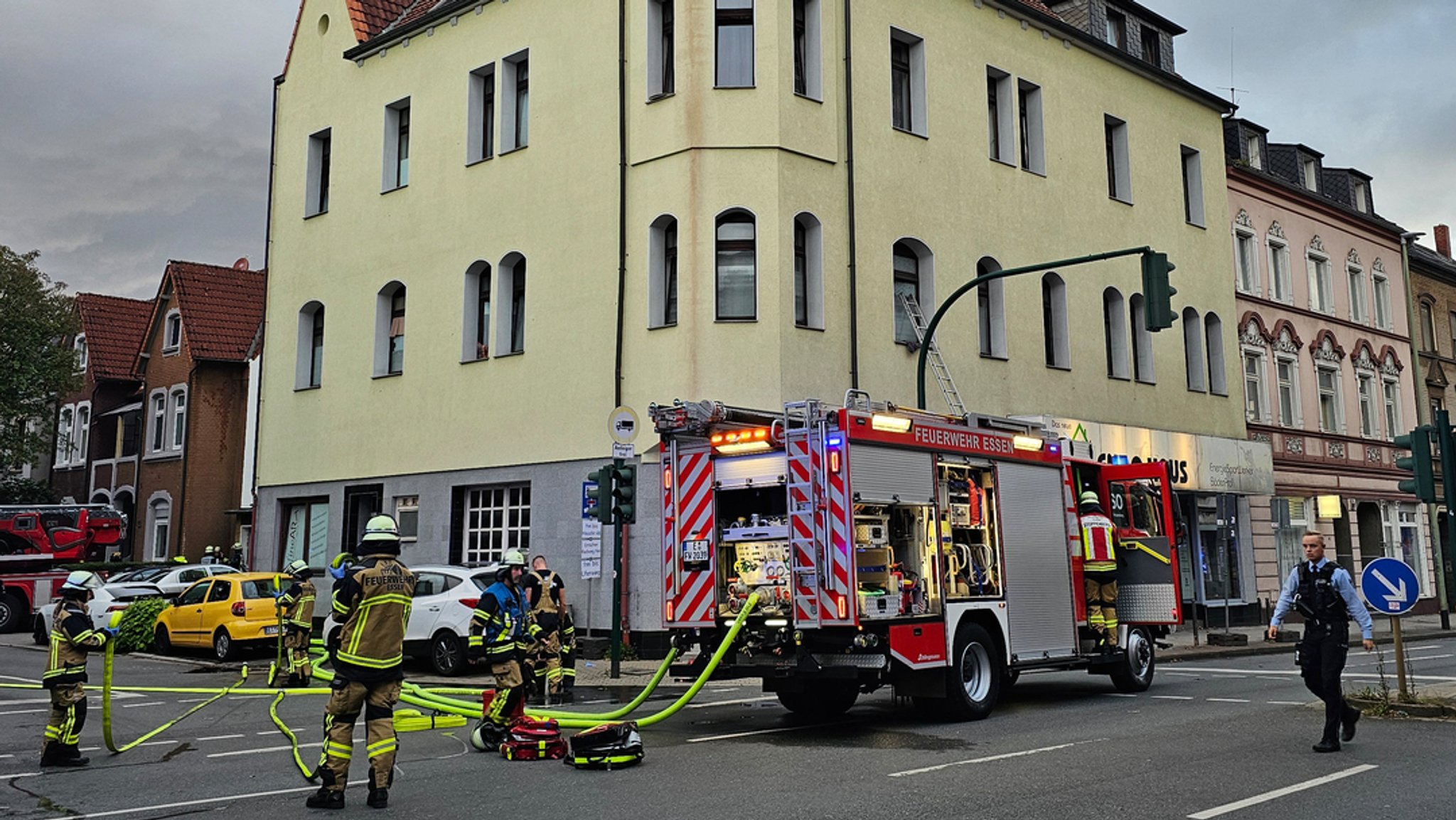 Nordrhein-Westfalen, Essen: Die Feuerwehr ist bei einem Brend in Essen im Einsatz (28.09.2024).