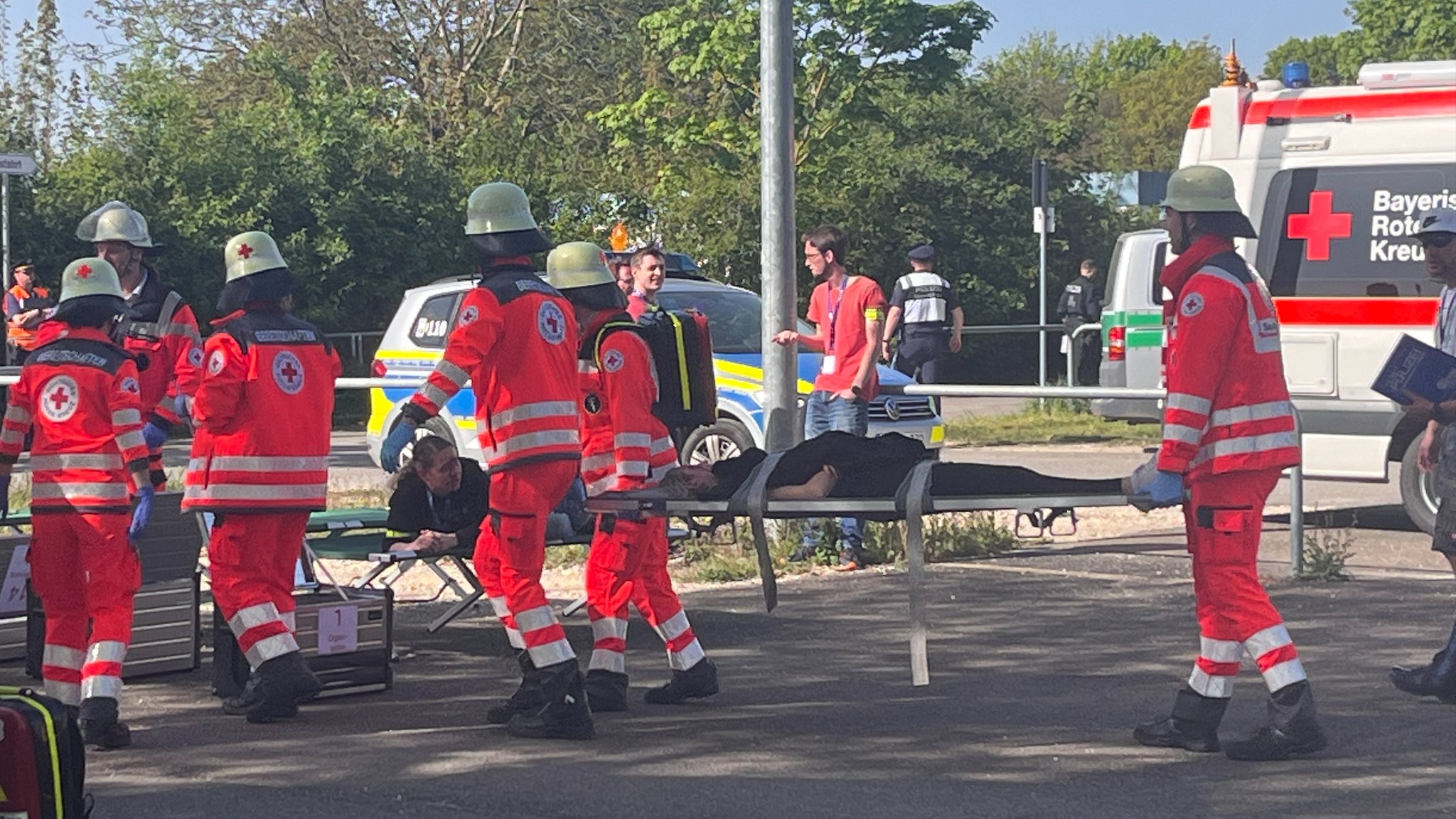 Rettungskräfte versorgen die Verletzten nach einer Explosion bei einer Großveranstaltung.