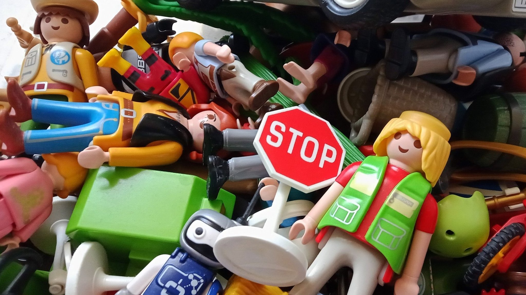 Viele Playmobil-Teile liegen übereinander. | Bild: picture alliance/dpa/MAXPPP | B. Romankiewicz Viele Playmobil-Teile liegen übereinander.