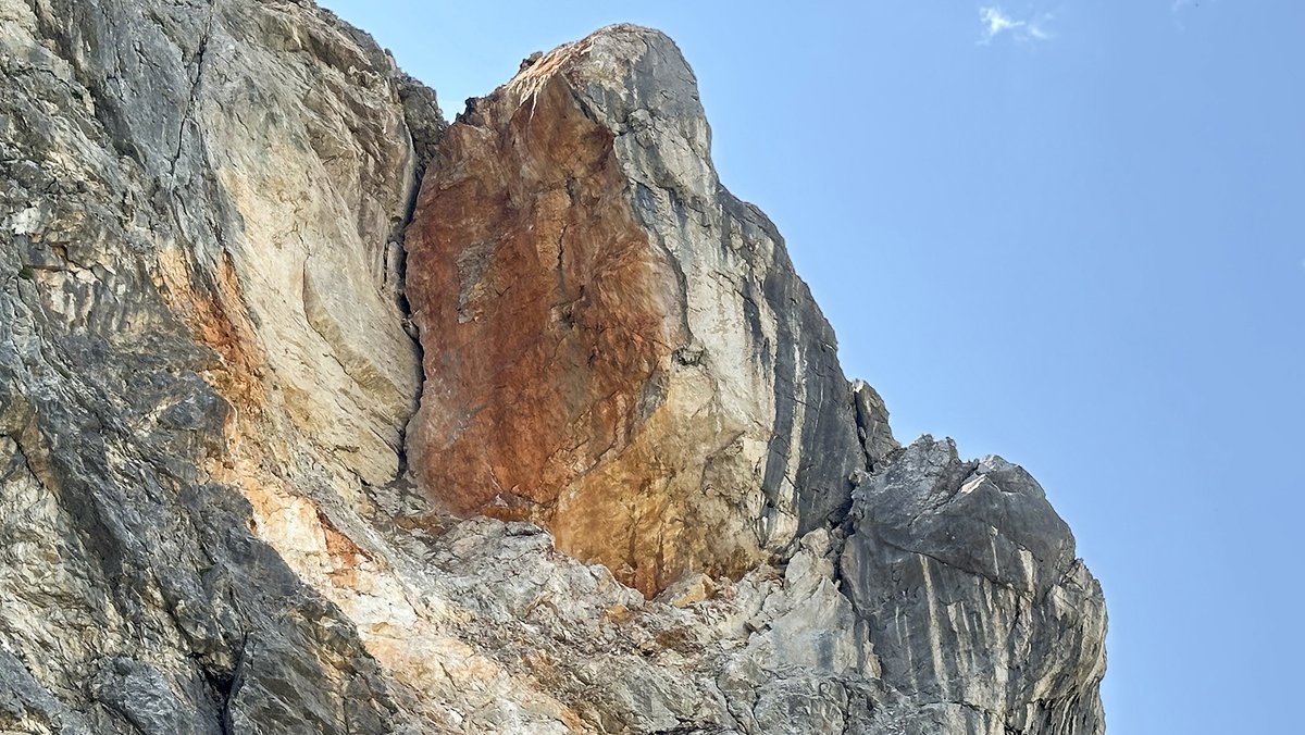 Nach Felssturz: Weiterhin Lebensgefahr am Trischübelpass